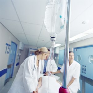 Imagen de un hombre llevado por el pasillo de un hospital en una camilla.