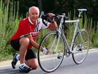 Fotografía de un anciano ajustando la llanta de su bicicleta